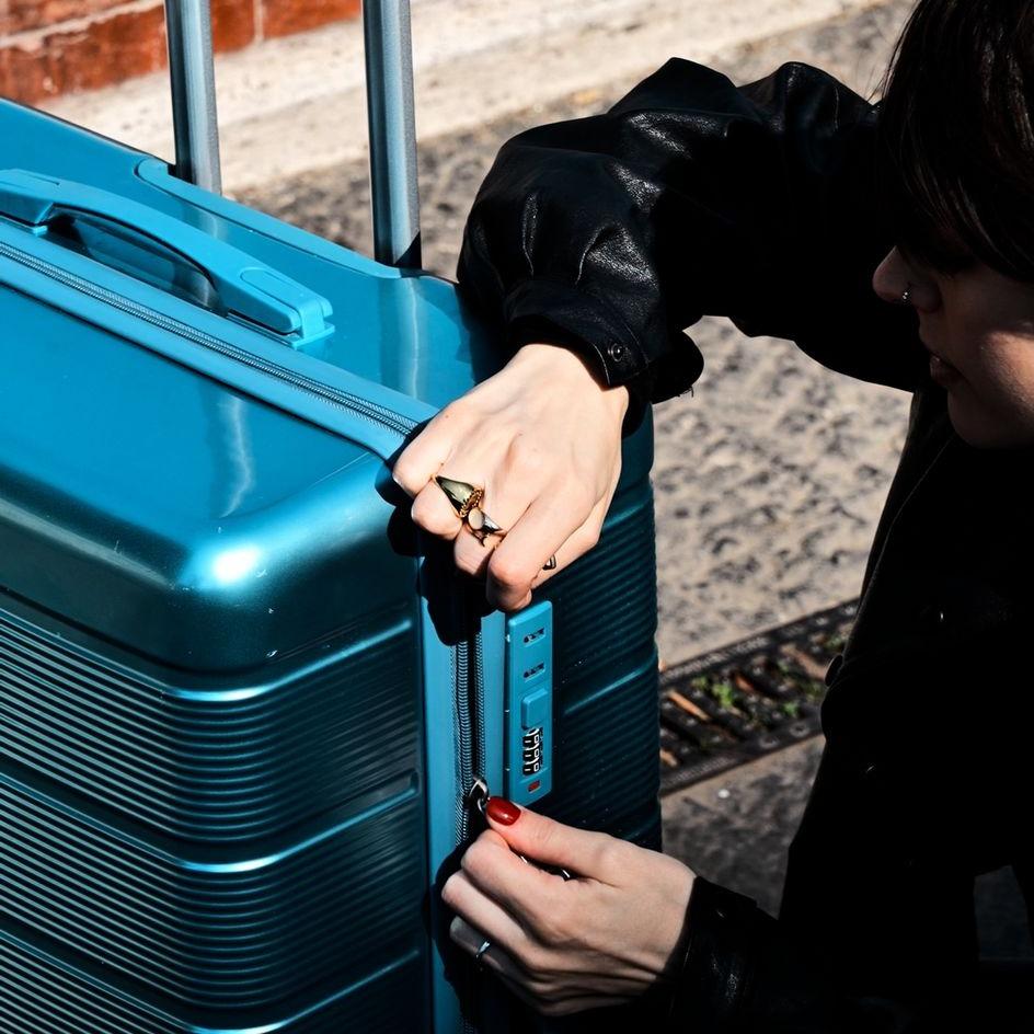 轻质聚碳酸酯 24 英寸中型行李箱 - 时尚耐用的设计