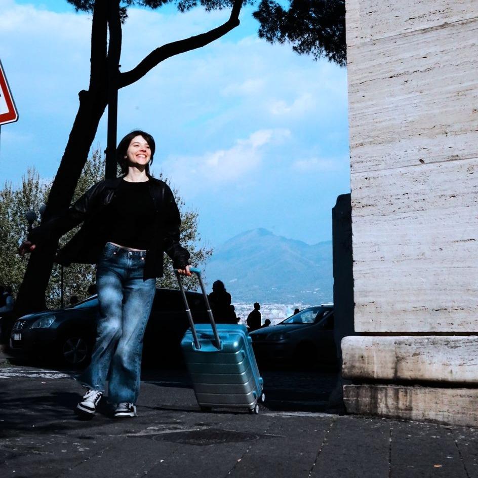 轻质聚碳酸酯 24 英寸中型行李箱 - 时尚耐用的设计