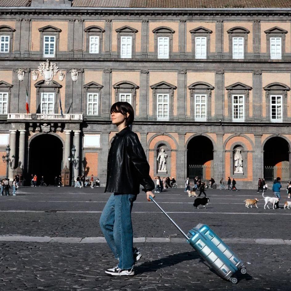 轻质聚碳酸酯 24 英寸中型行李箱 - 时尚耐用的设计