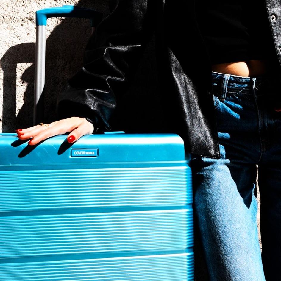 轻质聚碳酸酯 24 英寸中型行李箱 - 时尚耐用的设计