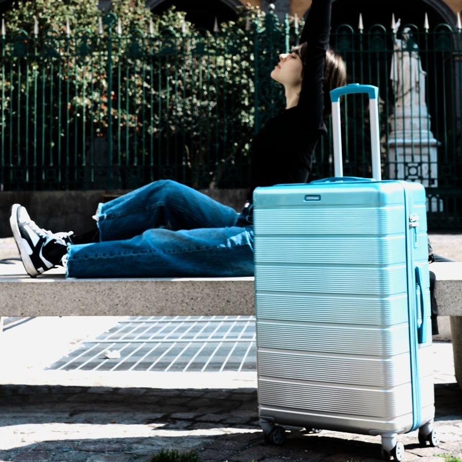 轻质聚碳酸酯 24 英寸中型行李箱 - 时尚耐用的设计