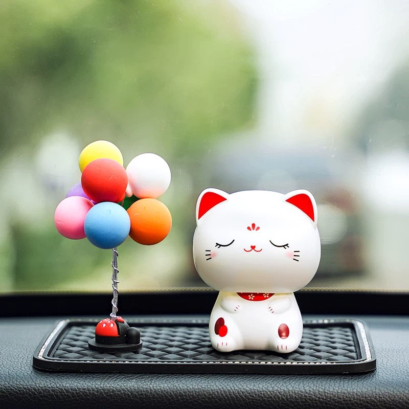 Gattino con la testa in movimento porta fortuna