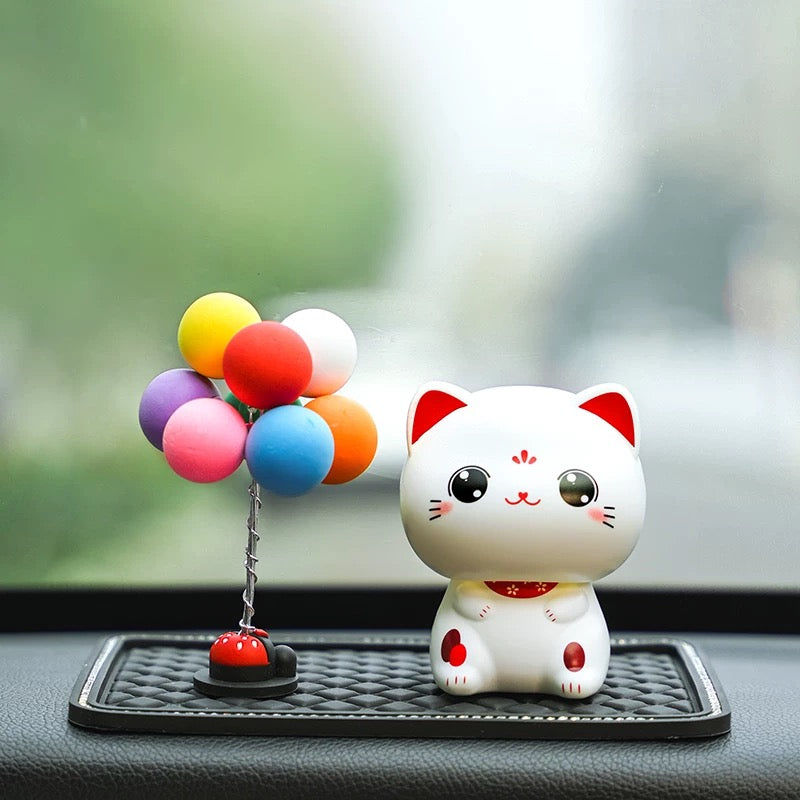 Gattino con la testa in movimento porta fortuna