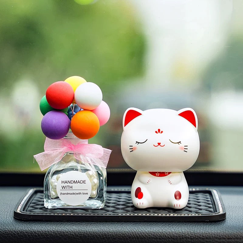 Gattino con la testa in movimento porta fortuna