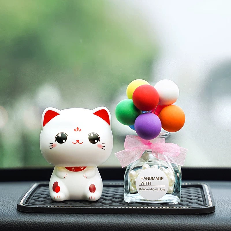 Gattino con la testa in movimento porta fortuna