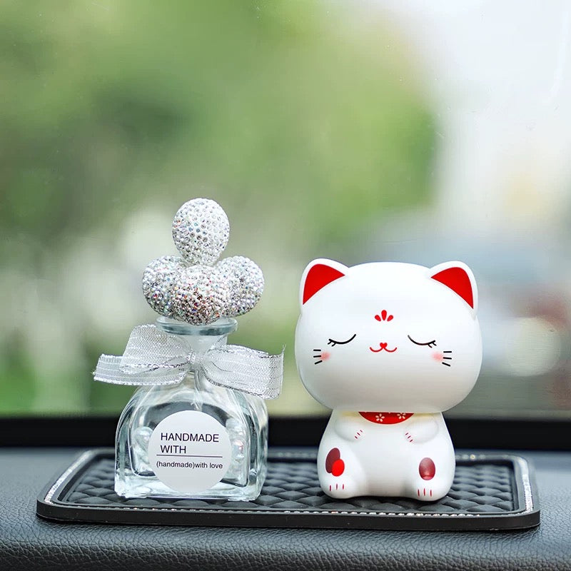 Gattino con la testa in movimento porta fortuna