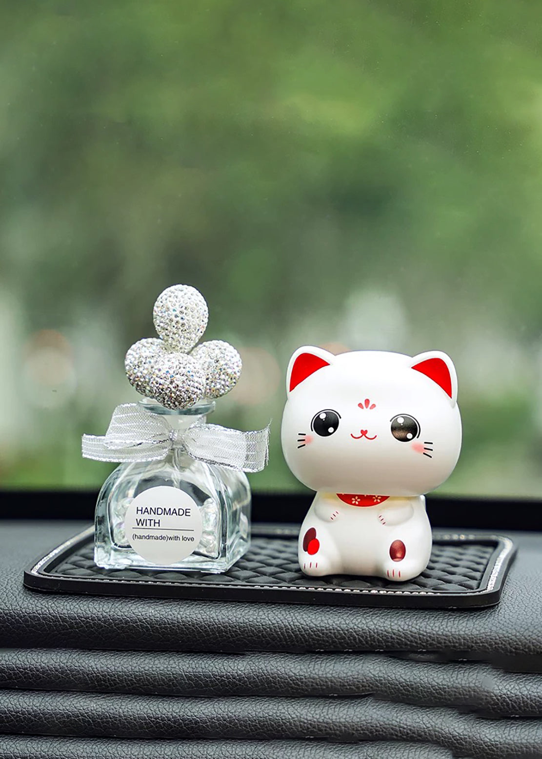 Gattino con la testa in movimento porta fortuna