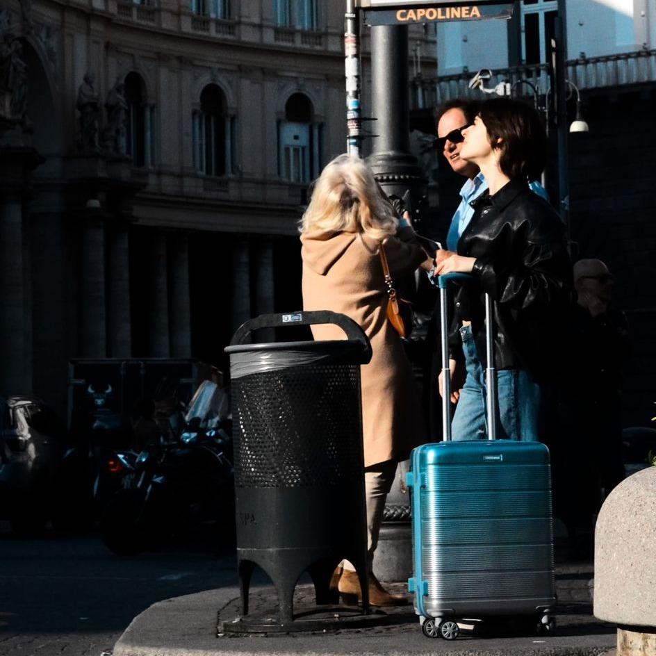 轻质聚碳酸酯 24 英寸中型行李箱 - 时尚耐用的设计