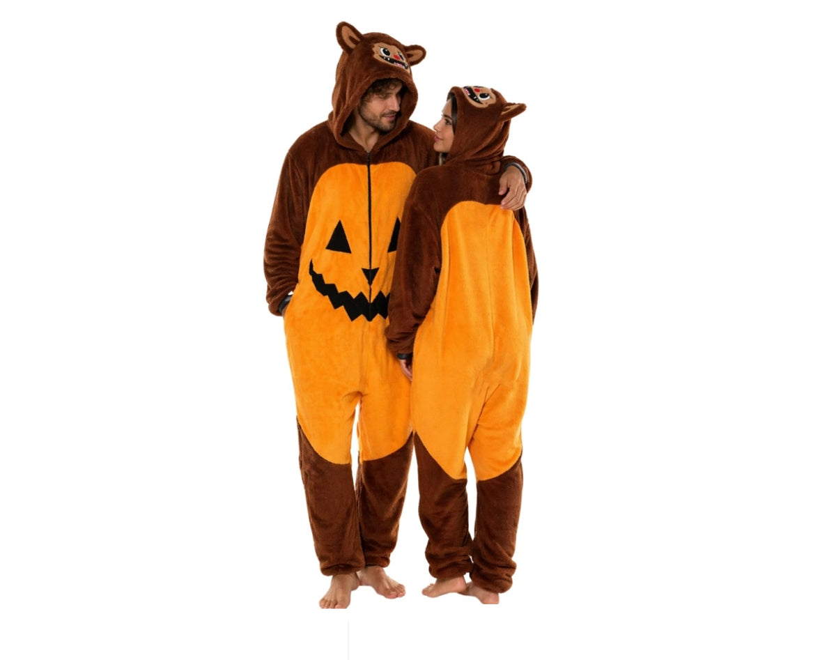 Vivi la magia di Halloween con questa tuta pigiama in peluche super morbida, ideale per feste in maschera, serate a tema o serate relax a casa.