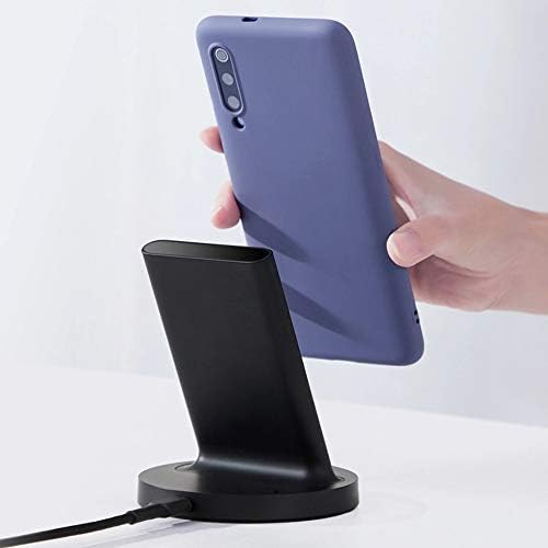 Xiaomi Caricatore Wireless 20W in uso con smartphone magenta su base verticale, supporto ergonomico per ricarica rapida.