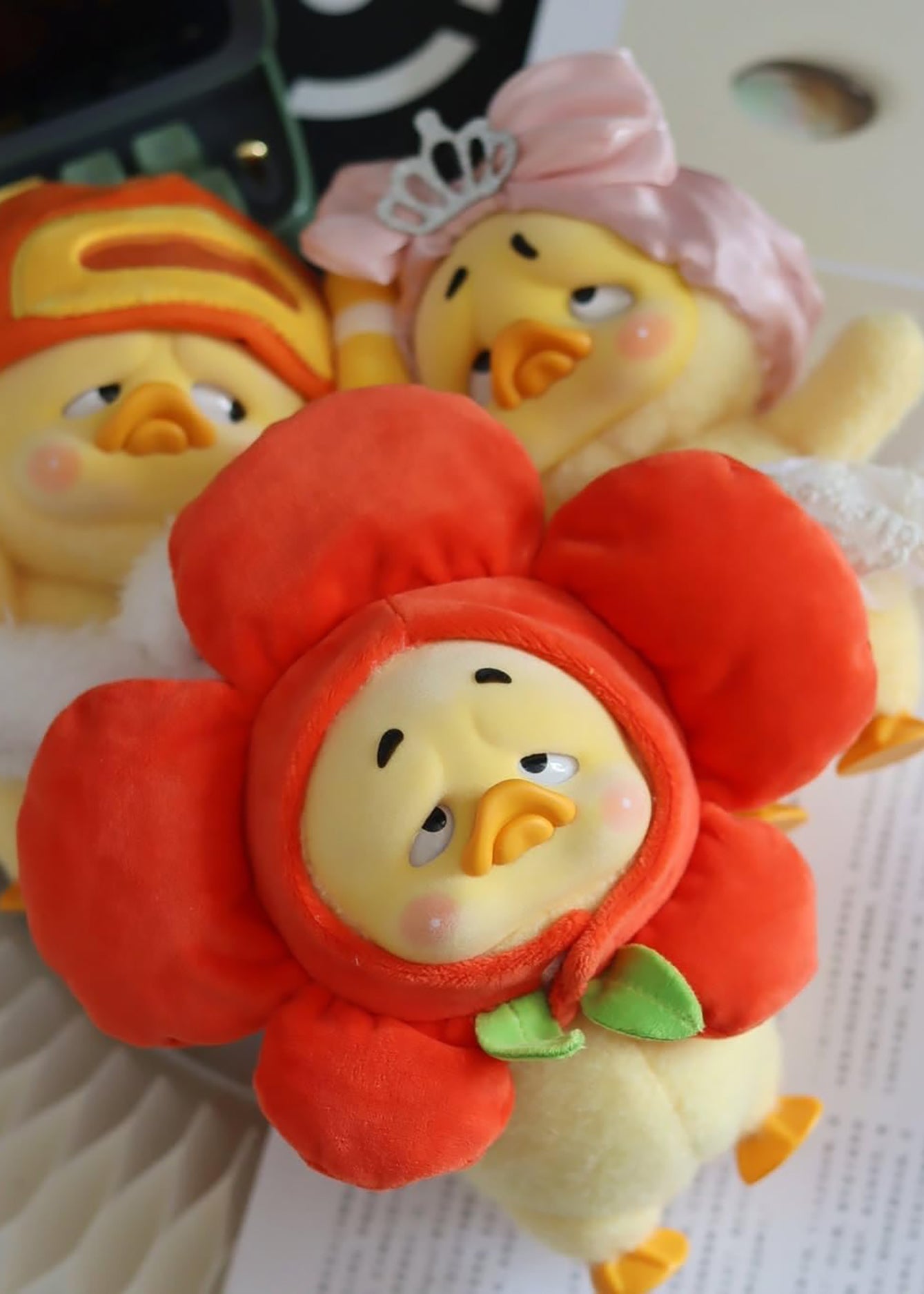 RONGCREATOR Upset Duck Mystery - Act Cute Duck 18 cm - 6 da collezionare (+1 segreto) - Vari stili - Peluche con PVC. Idea regalo originale, prodotto ufficiale. Figure da collezione. +12 Anni.