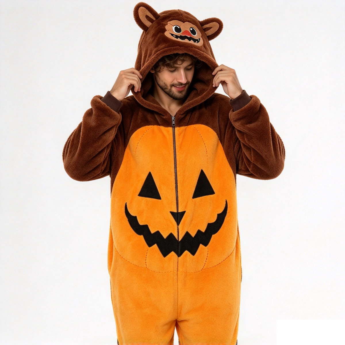 Vivi la magia di Halloween con questa tuta pigiama in peluche super morbida, ideale per feste in maschera, serate a tema o serate relax a casa.