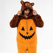 Vivi la magia di Halloween con questa tuta pigiama in peluche super morbida, ideale per feste in maschera, serate a tema o serate relax a casa.